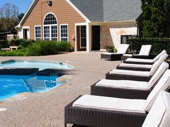 Sparkling pool & sundeck